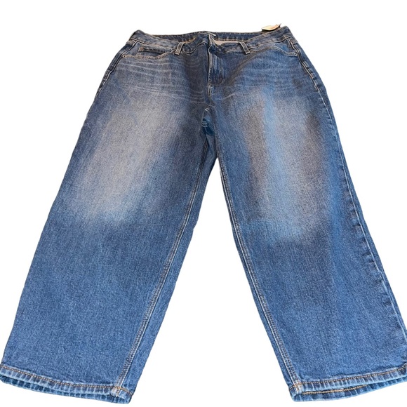 Old Navy Women’s Plus Size 18 Short Boyfriend Jeans New With Tags Medium Wash - Picture 2 of 5